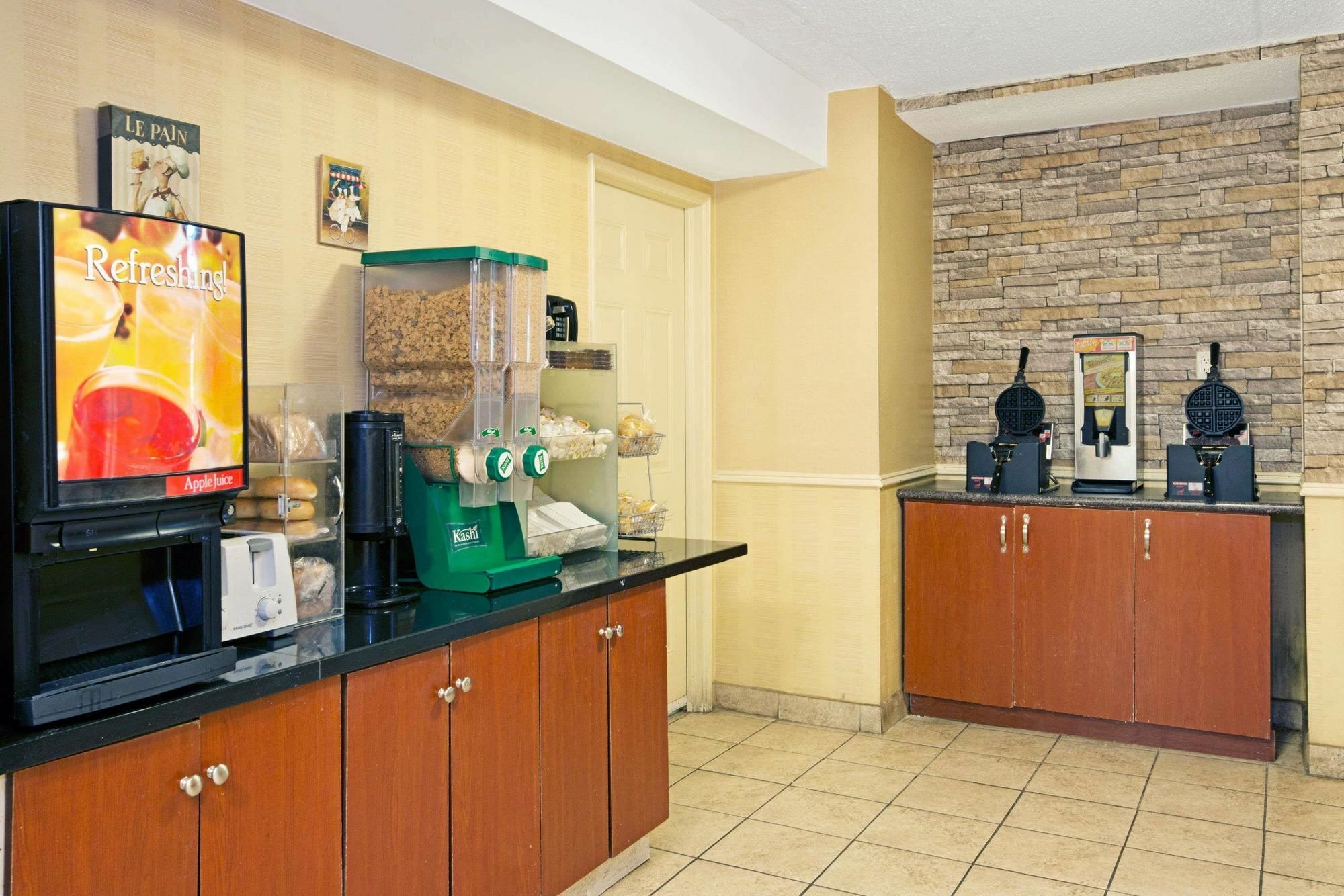 Knights Inn Toronto Scarborough エクステリア 写真
